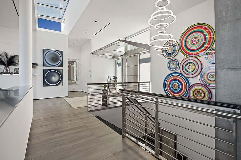 An Iconic Front-Row Home Offering Stunning Architecture and Panoramic Portland Skyline Views
