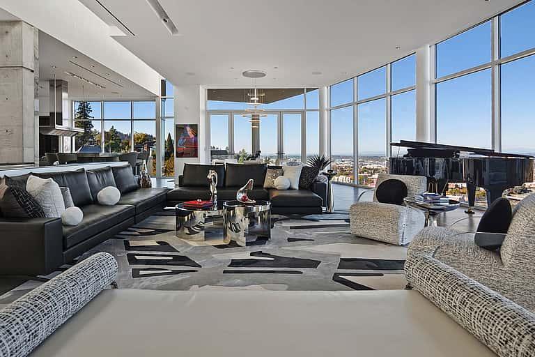An Iconic Front-Row Home Offering Stunning Architecture and Panoramic Portland Skyline Views