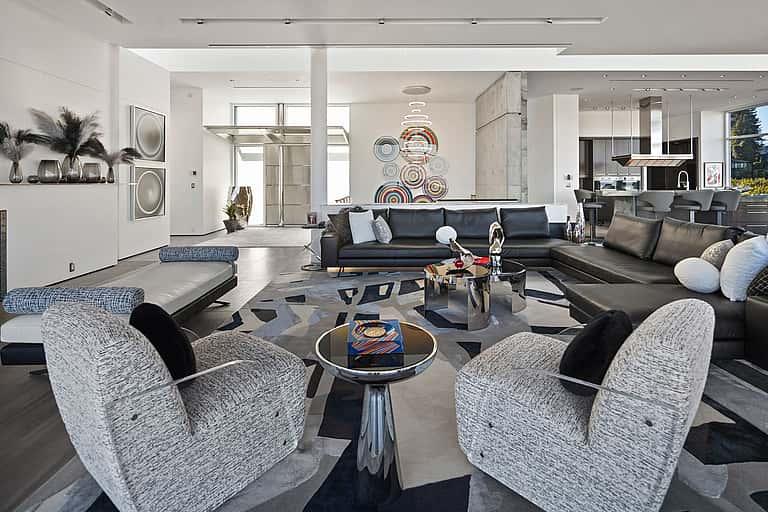 An Iconic Front-Row Home Offering Stunning Architecture and Panoramic Portland Skyline Views