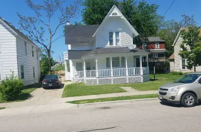 Newly Remodeled 2-Story Victorian Cottage Near Downtown