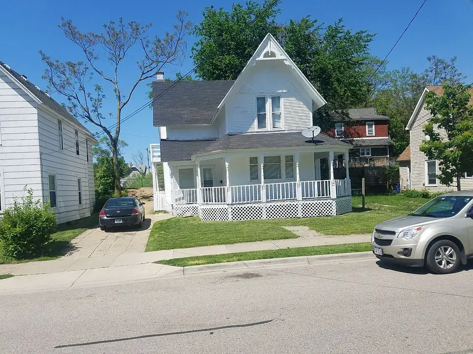 Newly Remodeled 2-Story Victorian Cottage Near Downtown