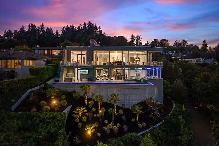 An Iconic Front-Row Home Offering Stunning Architecture and Panoramic Portland Skyline Views