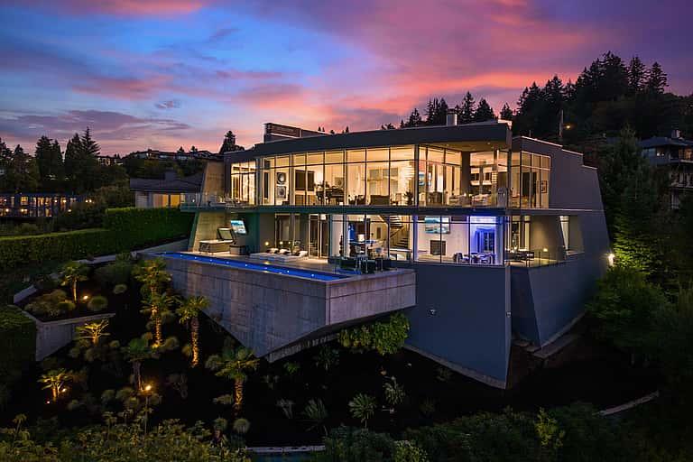 An Iconic Front-Row Home Offering Stunning Architecture and Panoramic Portland Skyline Views